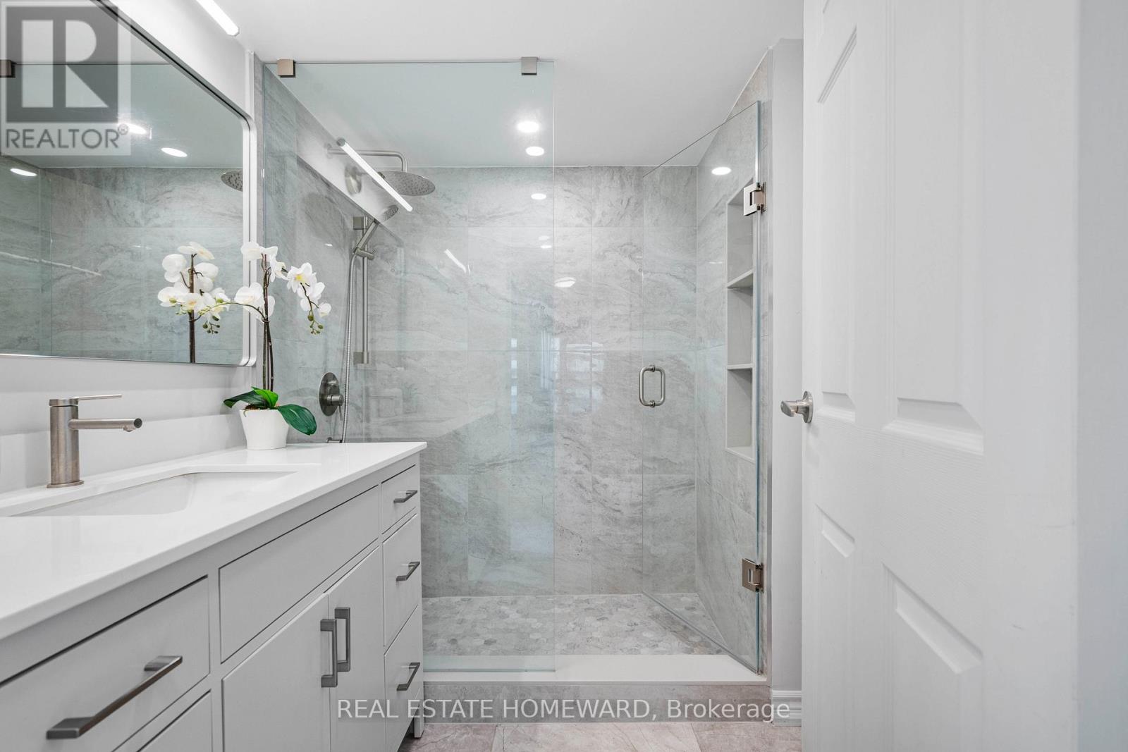 #704 10 QUEENS QUAY W - 18