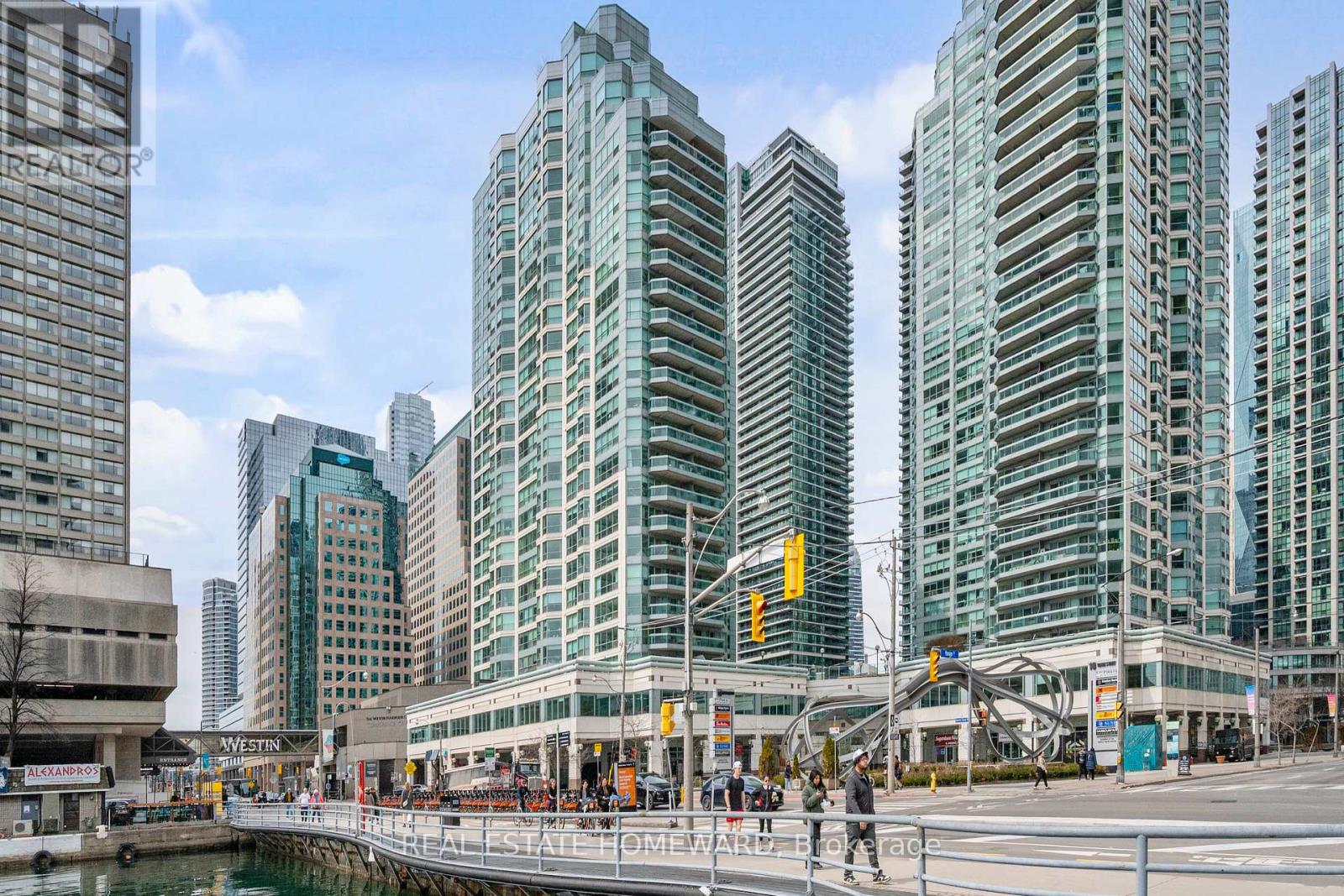 #704 10 QUEENS QUAY W - 46