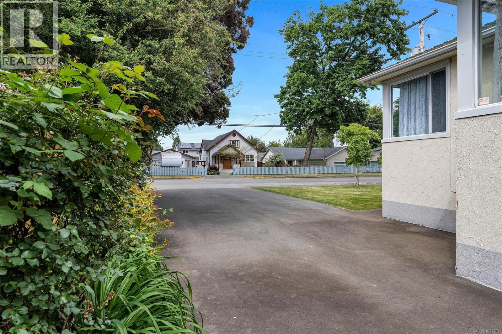 636 Coronation Ave - 40