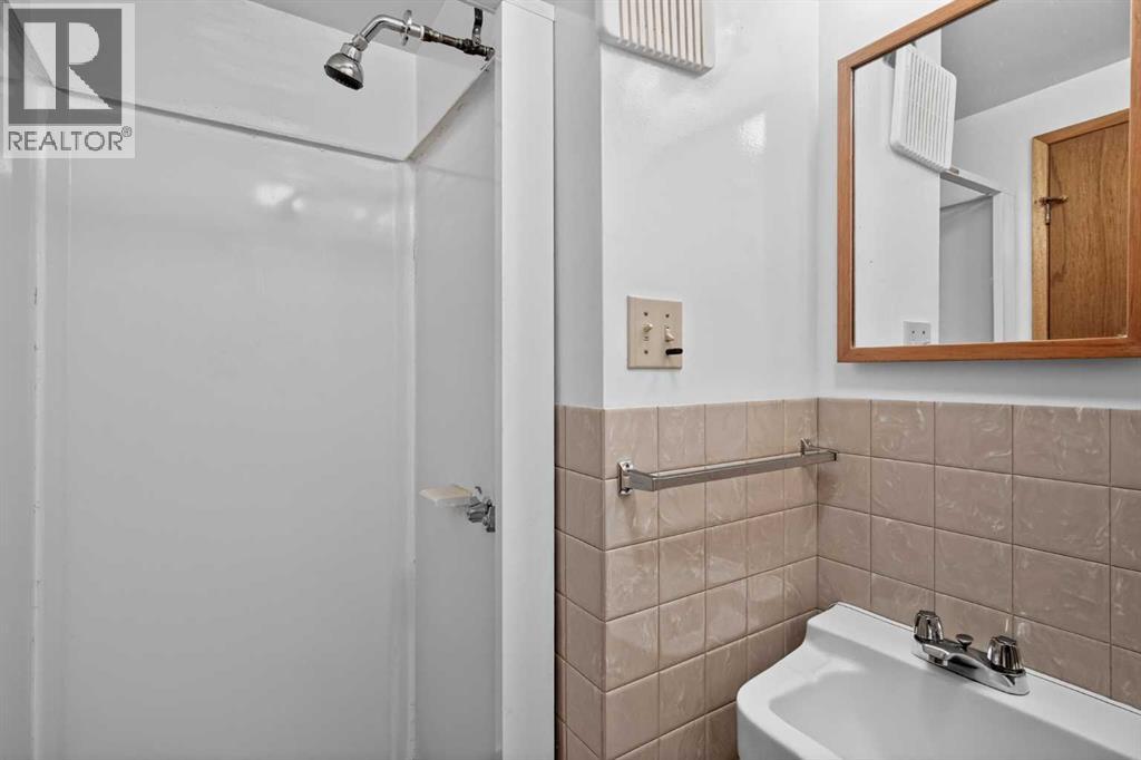 2416 38 Street SW - 27