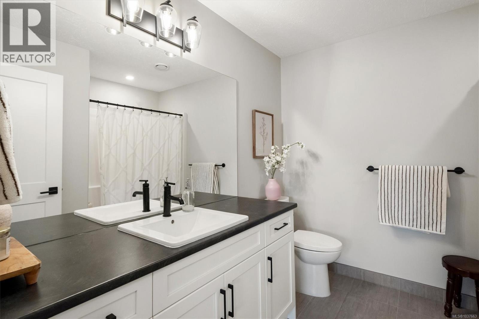 B 240 Woods Ave, Courtenay