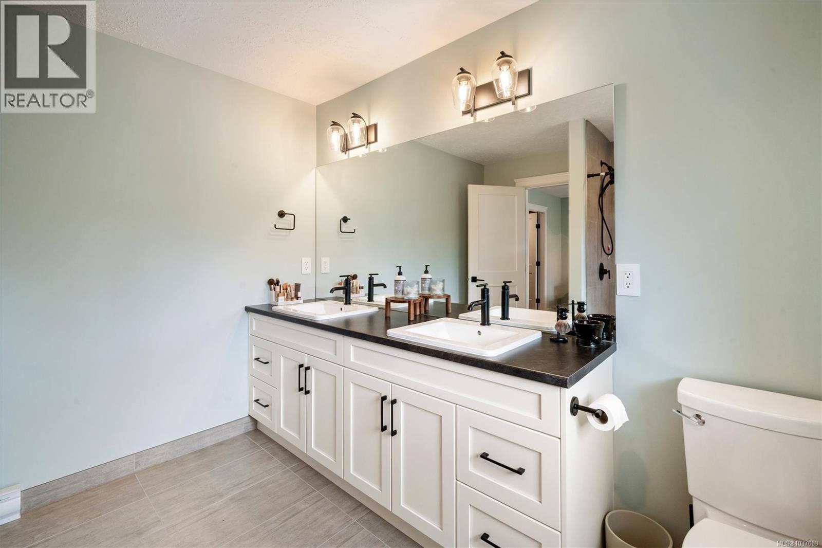 B 240 Woods Ave, Courtenay