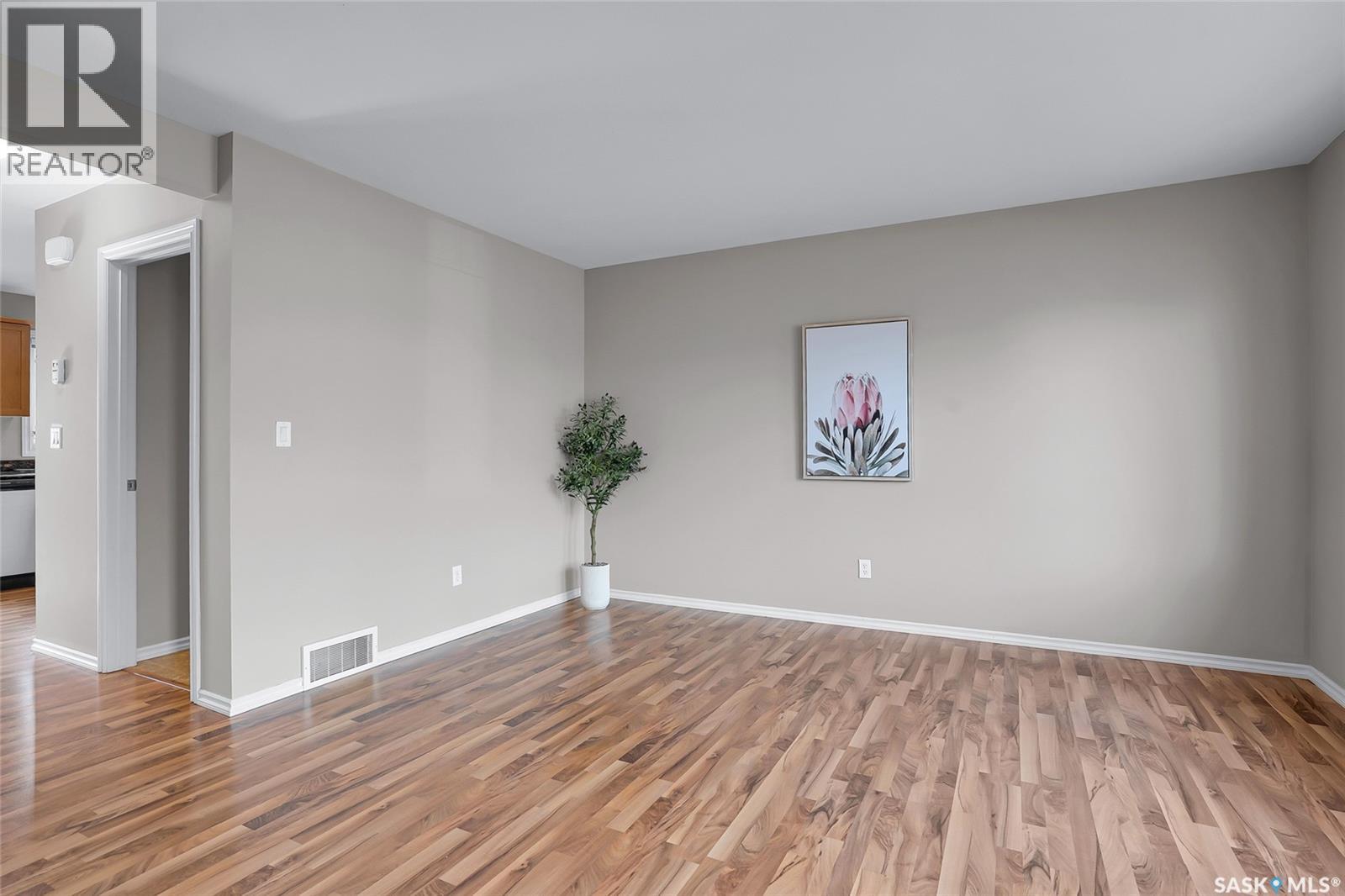 #311 415 Lynd CRESCENT - Image 3