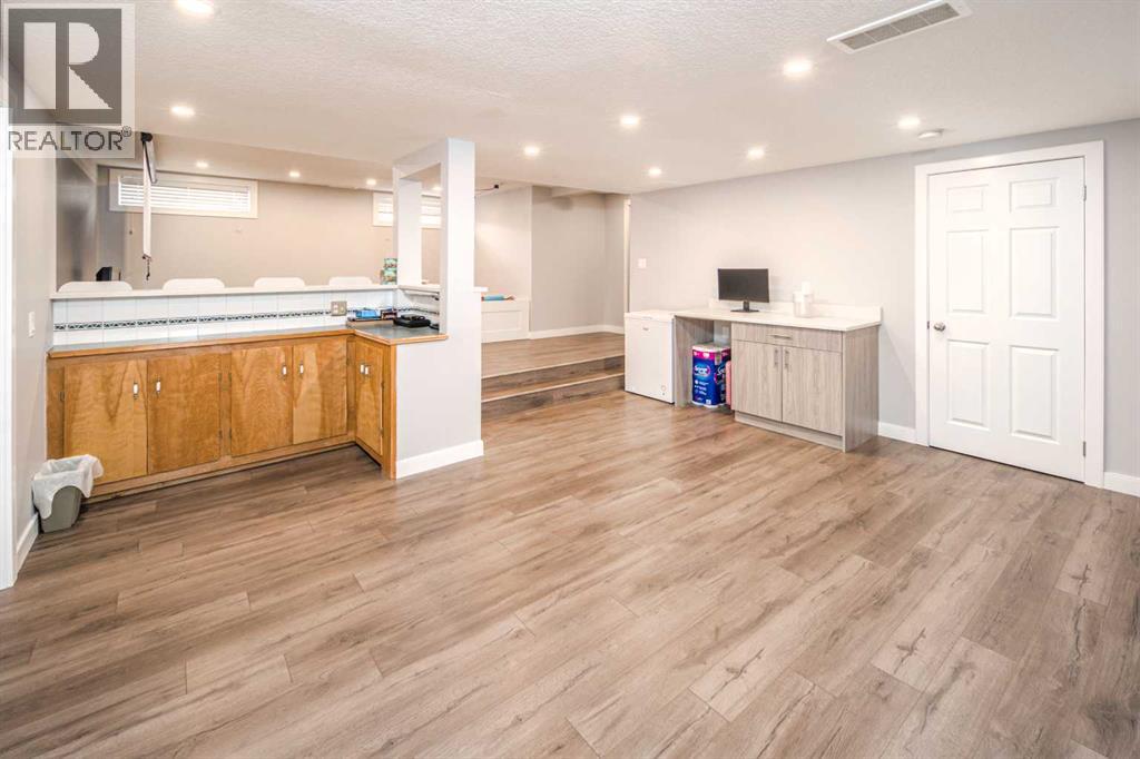 180 Woodglen Way SW - 24