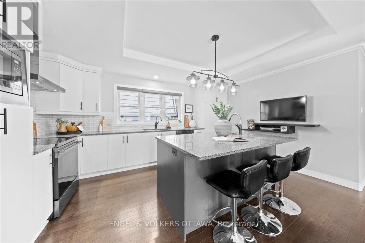 1005 GOLD CRESCENT - 12