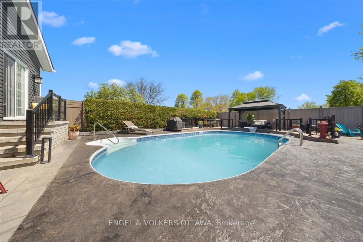 1005 GOLD CRESCENT - 34