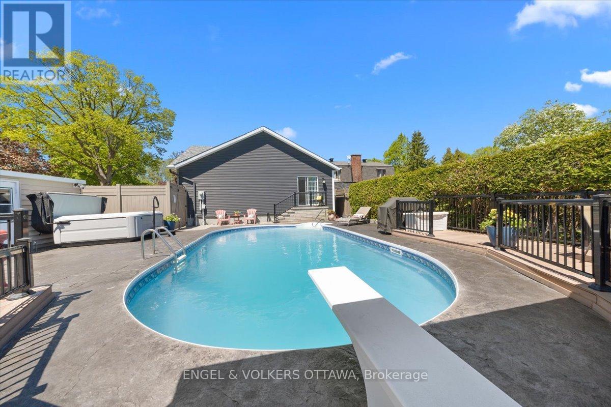 1005 GOLD CRESCENT - 35
