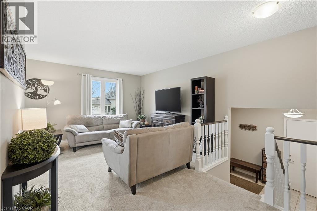 32 HOBART Crescent - 4