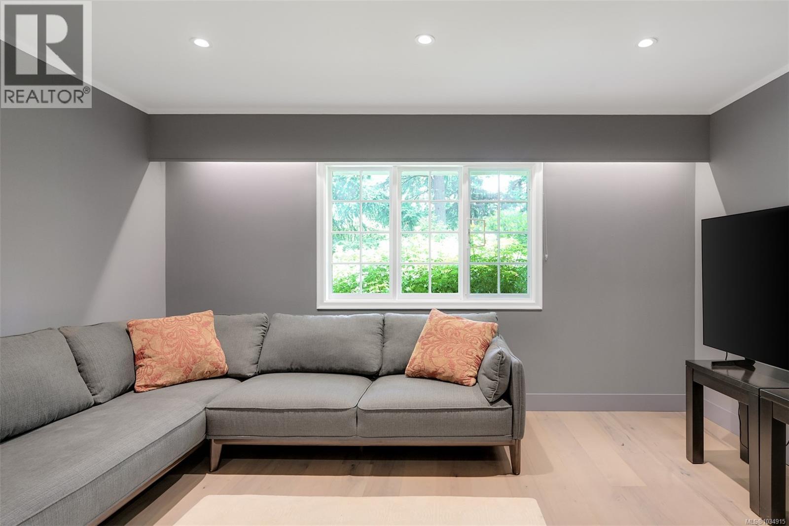  2861 Tudor Avenue, Saanich