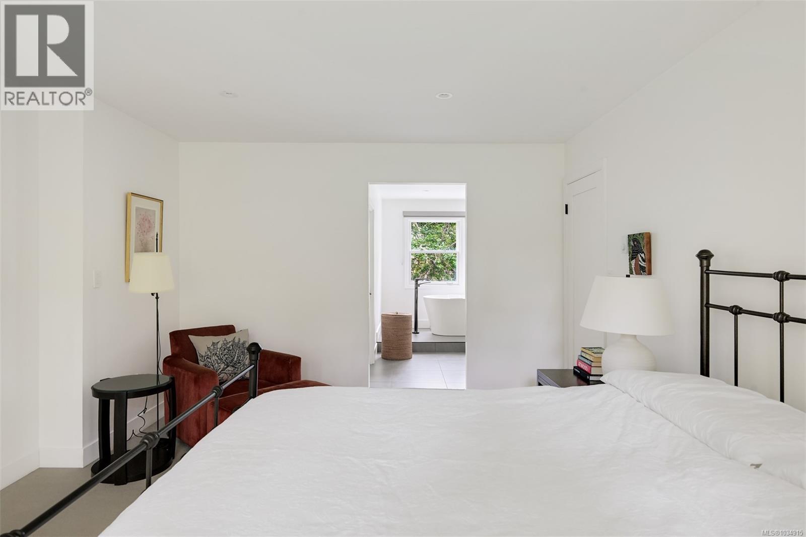  2861 Tudor Avenue, Saanich