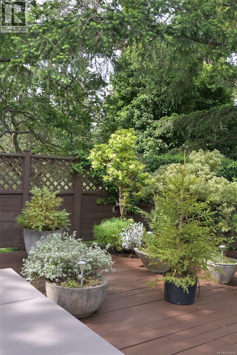  2861 Tudor Avenue, Saanich