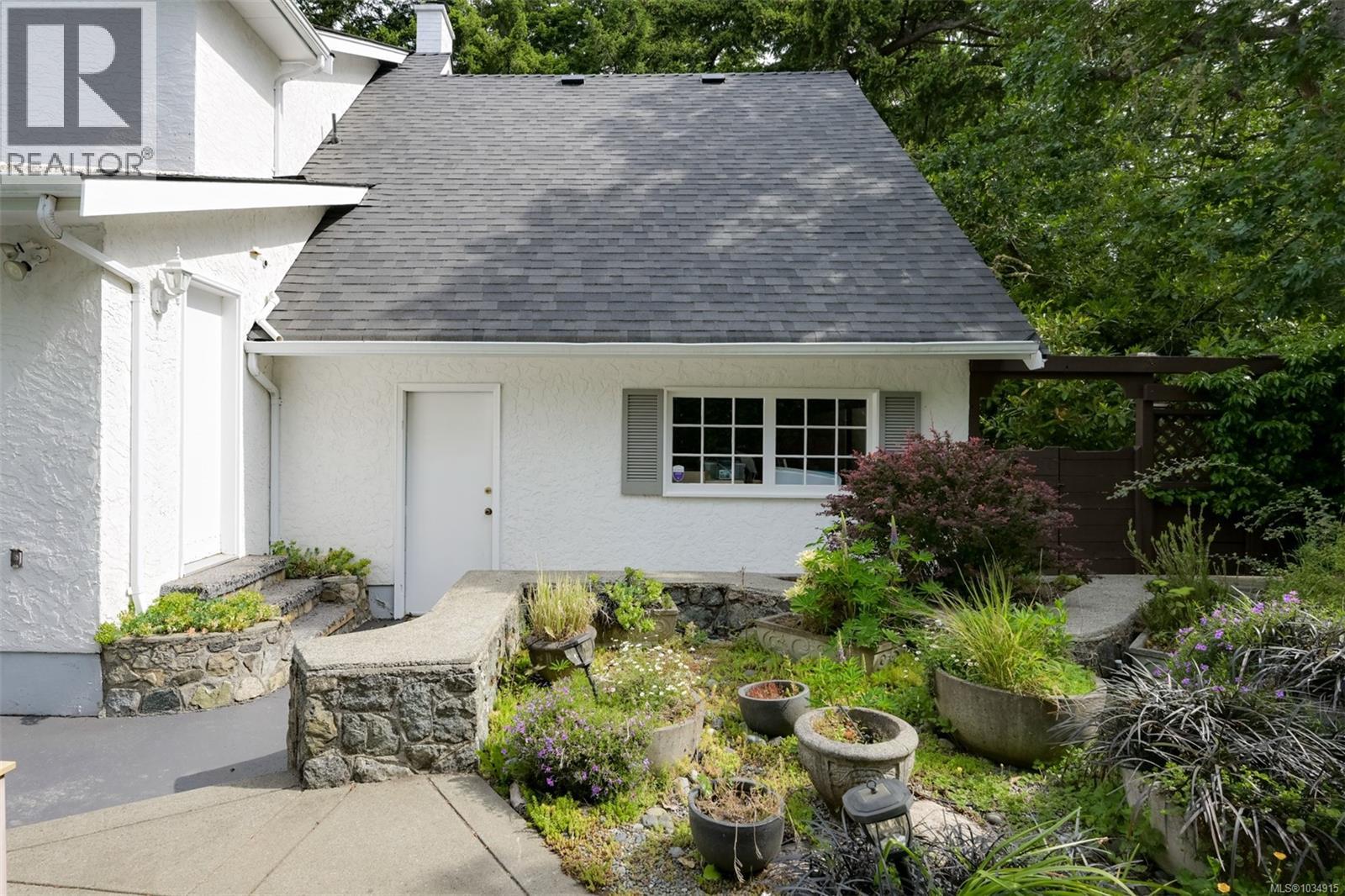  2861 Tudor Avenue, Saanich