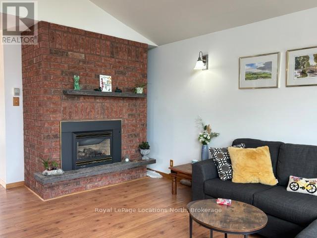 252 LAKESHORE ROAD N - 18
