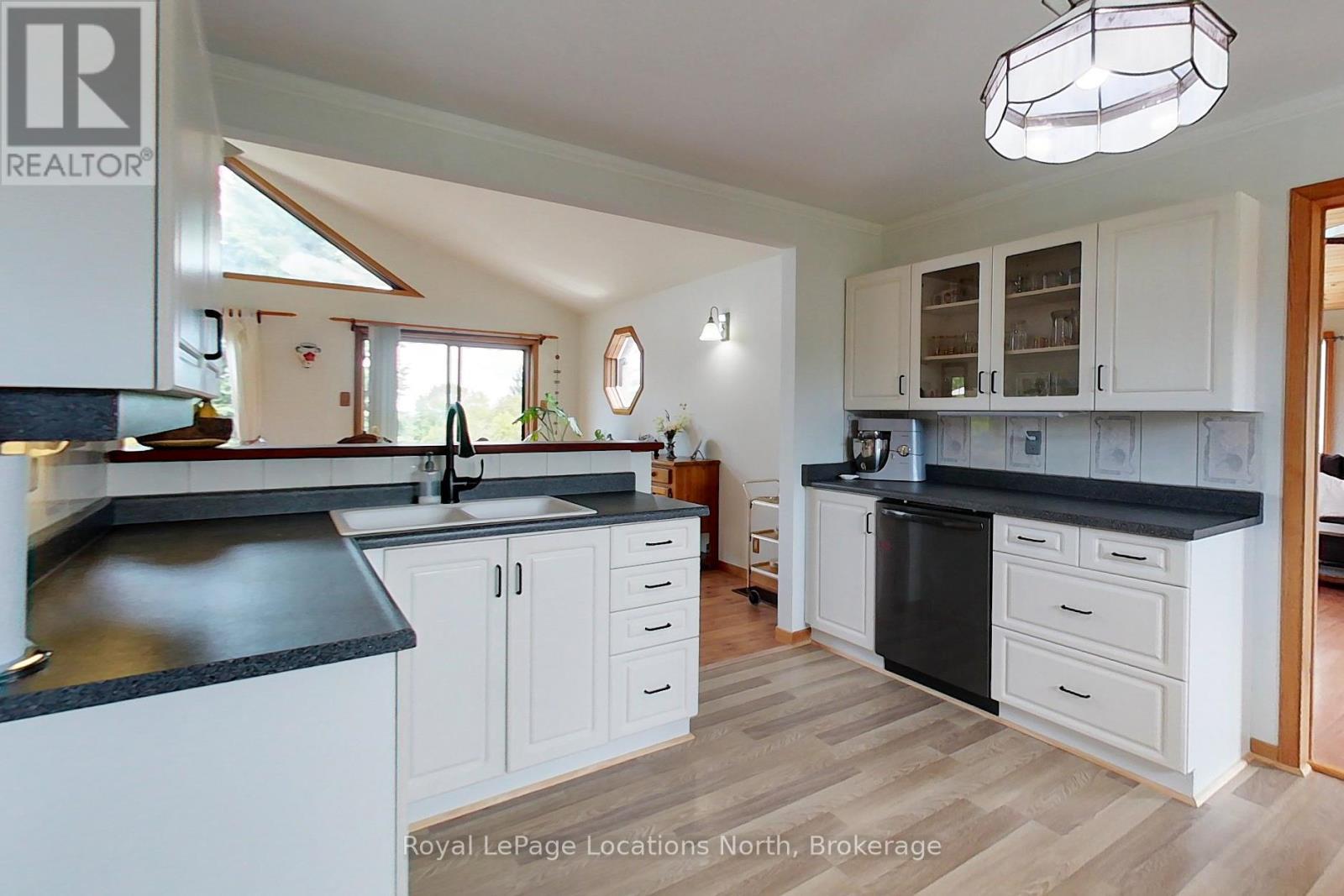 252 LAKESHORE ROAD N - 19