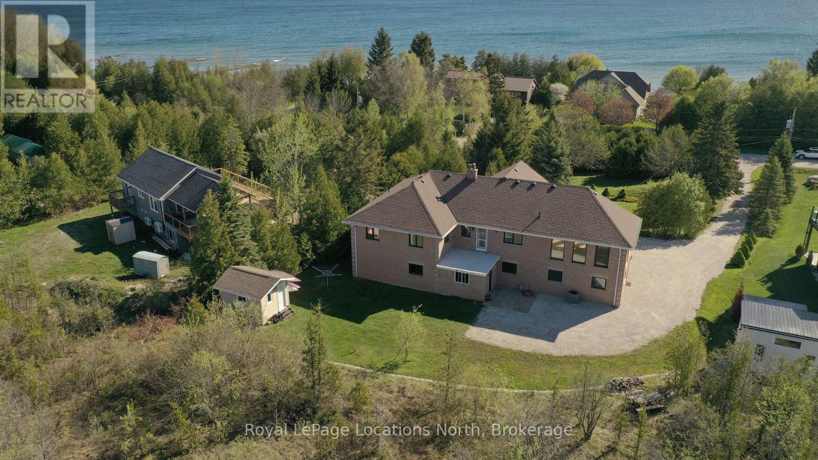 252 LAKESHORE ROAD N - 2