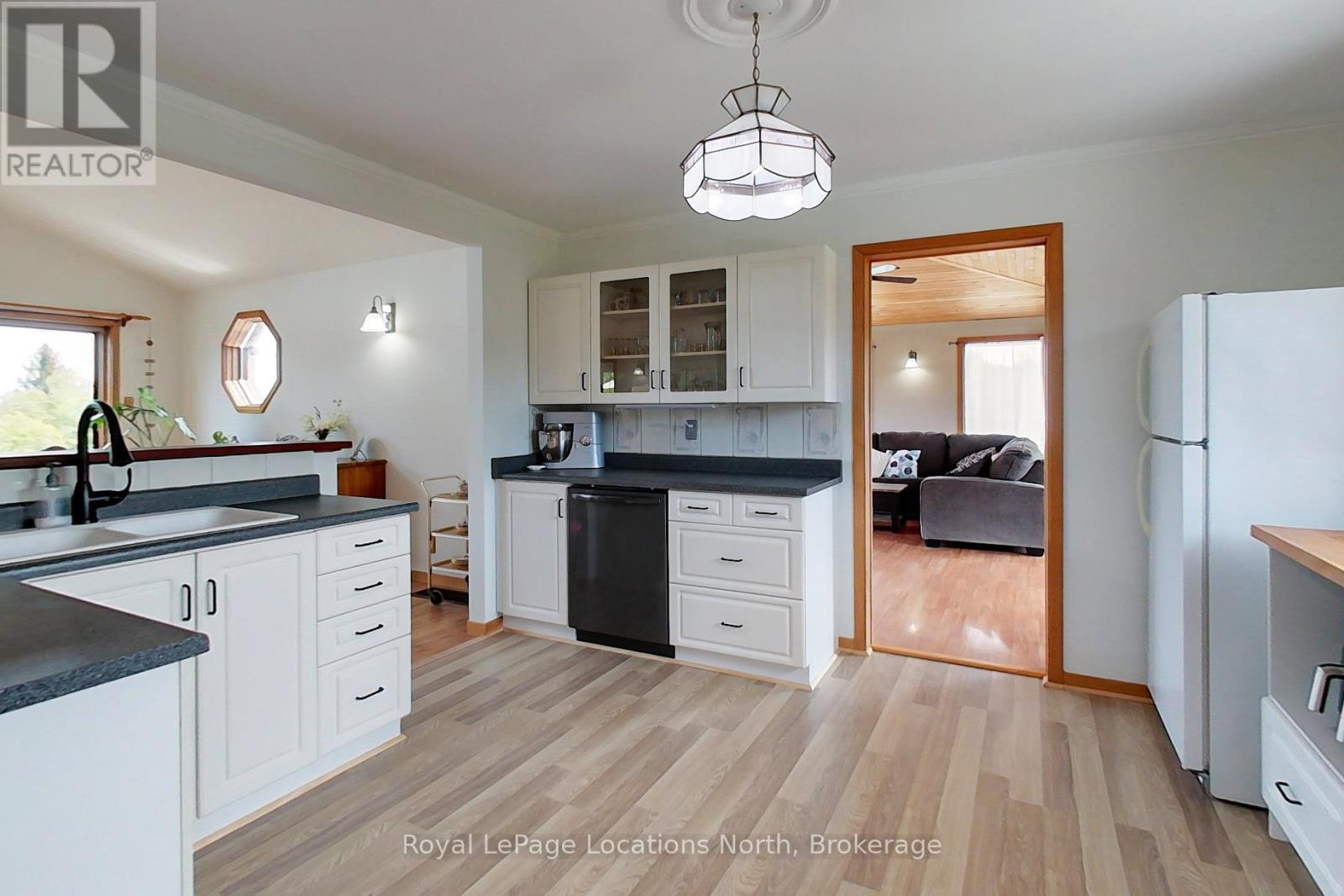 252 LAKESHORE ROAD N - 20