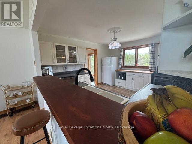 252 LAKESHORE ROAD N - 21
