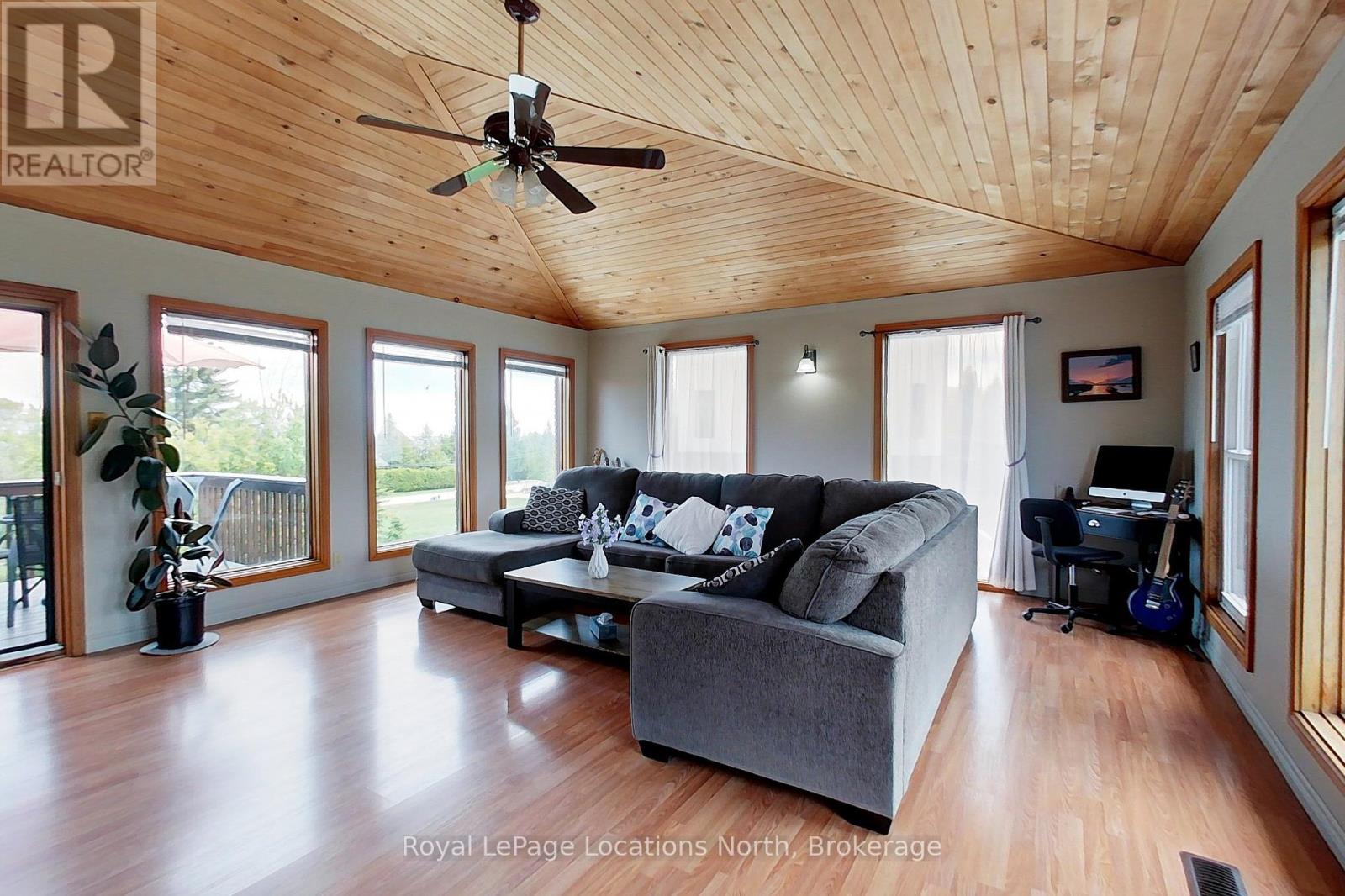 252 LAKESHORE ROAD N - 22