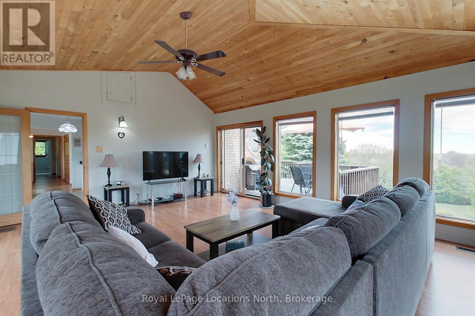 252 LAKESHORE ROAD N - 23