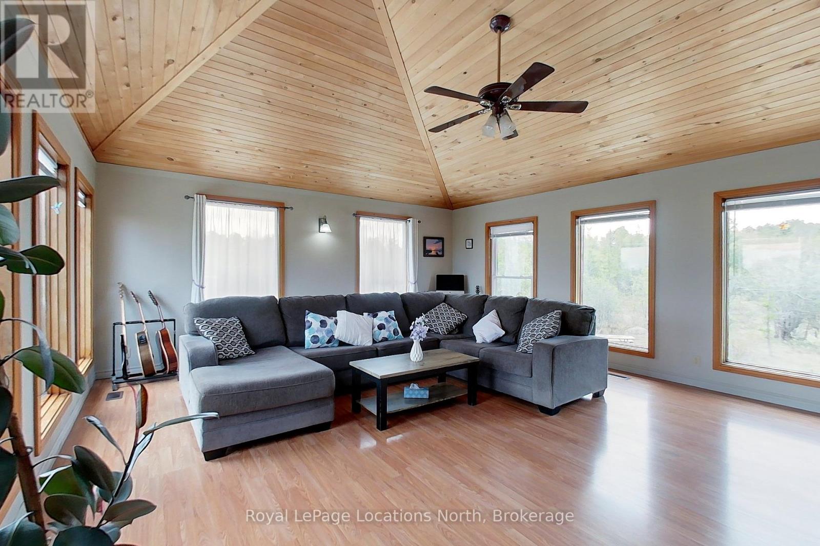 252 LAKESHORE ROAD N - 24