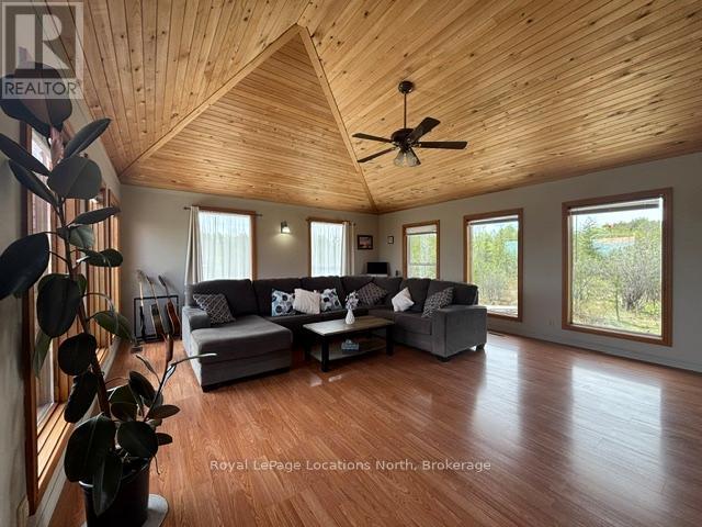 252 LAKESHORE ROAD N - 25