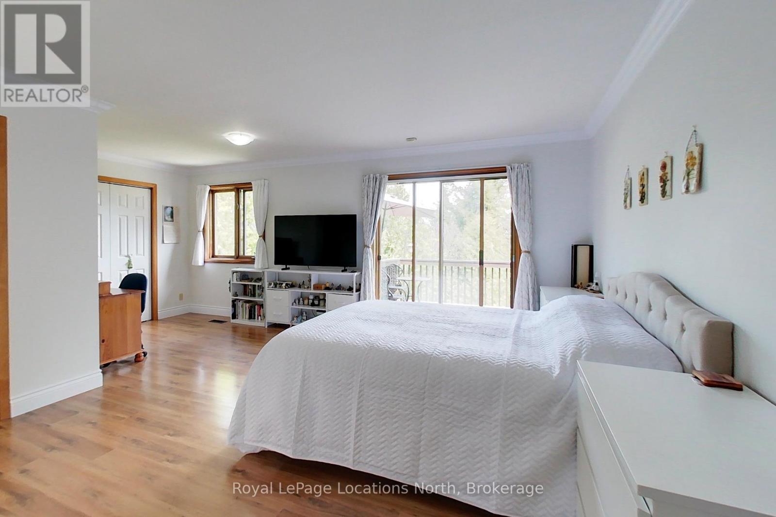 252 LAKESHORE ROAD N - 26