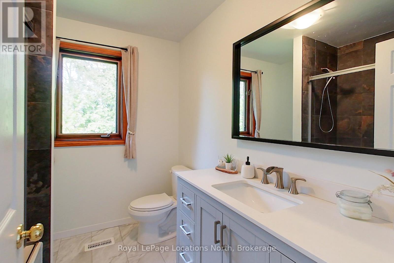 252 LAKESHORE ROAD N - 28
