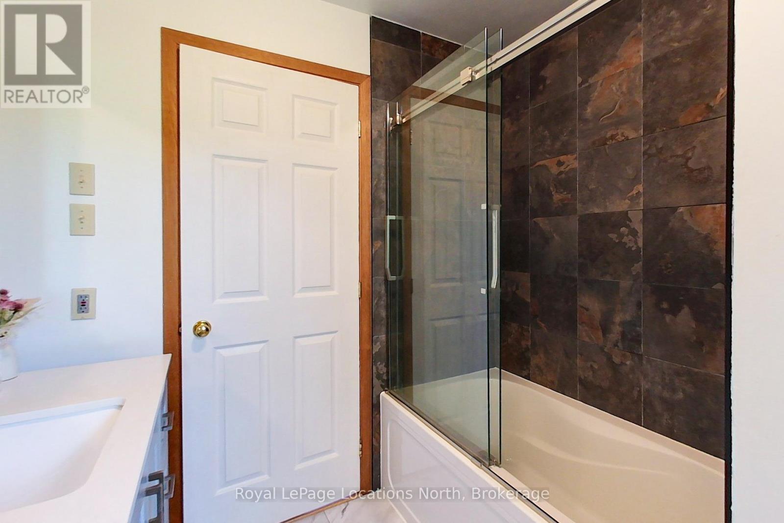 252 LAKESHORE ROAD N - 29