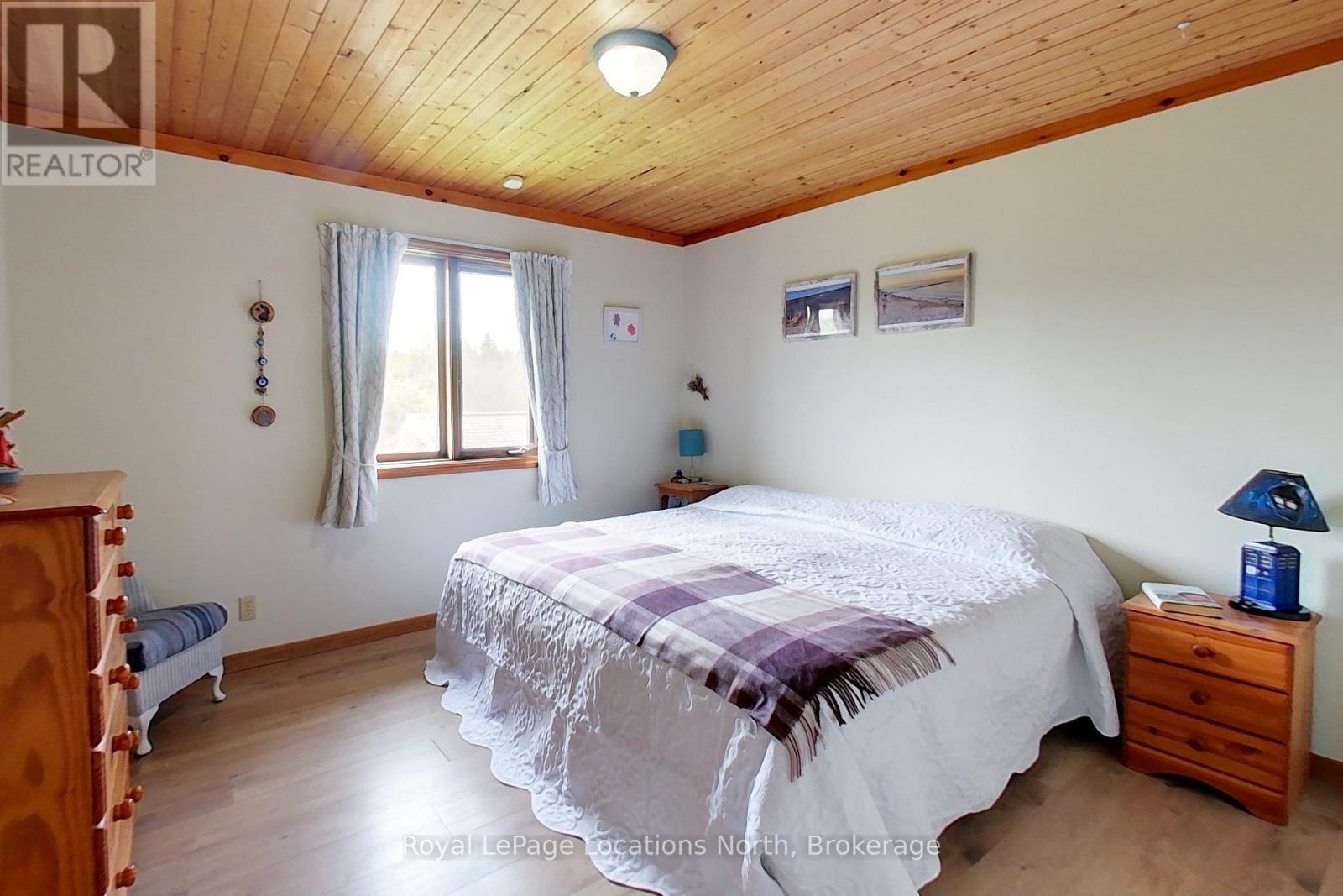 252 LAKESHORE ROAD N - 31