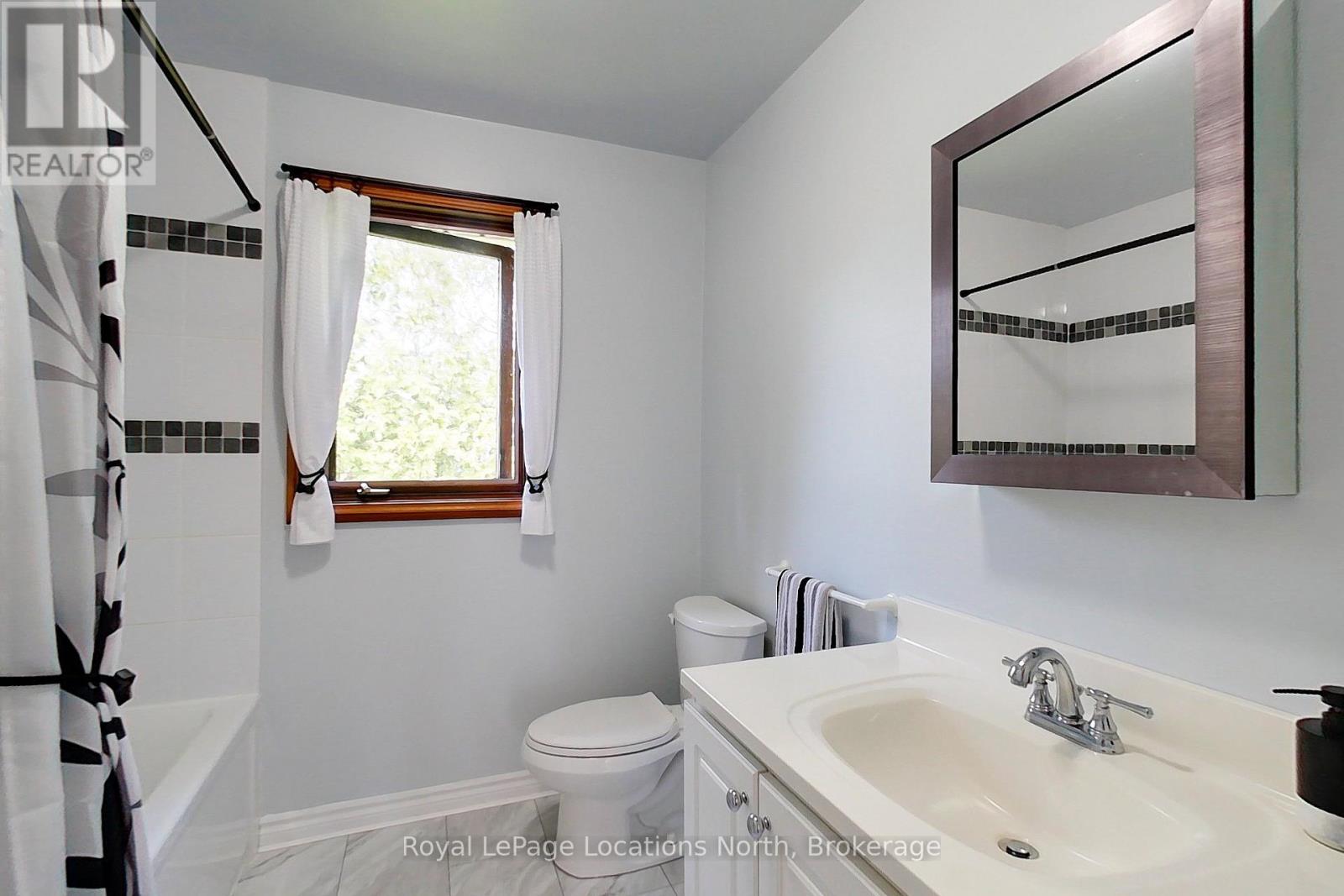 252 LAKESHORE ROAD N - 32
