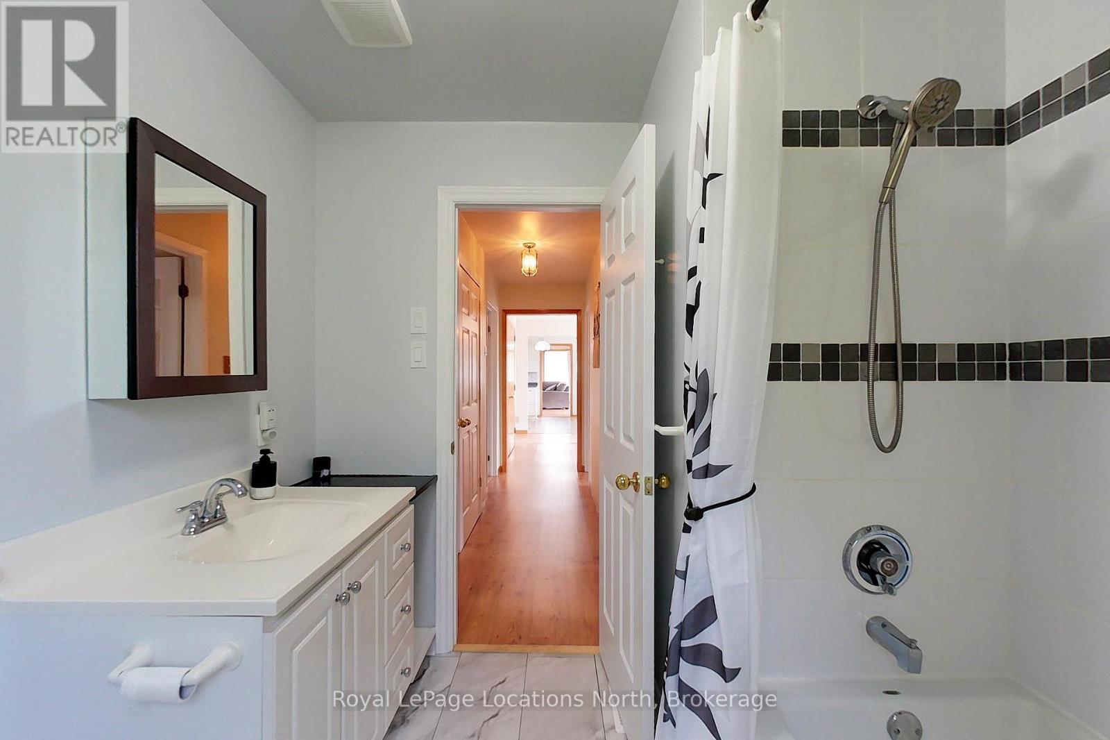 252 LAKESHORE ROAD N - 33