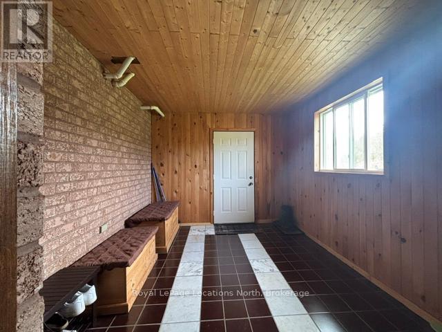 252 LAKESHORE ROAD N - 34
