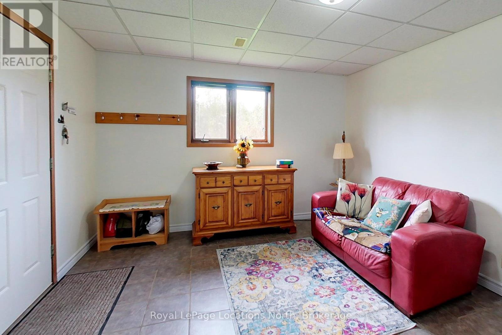 252 LAKESHORE ROAD N - 35