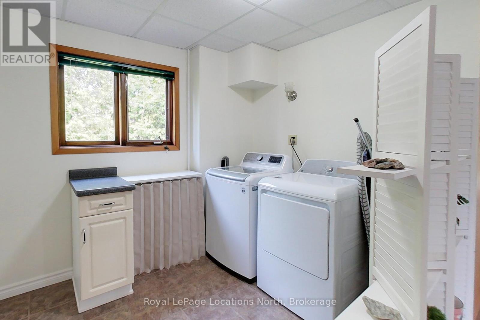 252 LAKESHORE ROAD N - 37