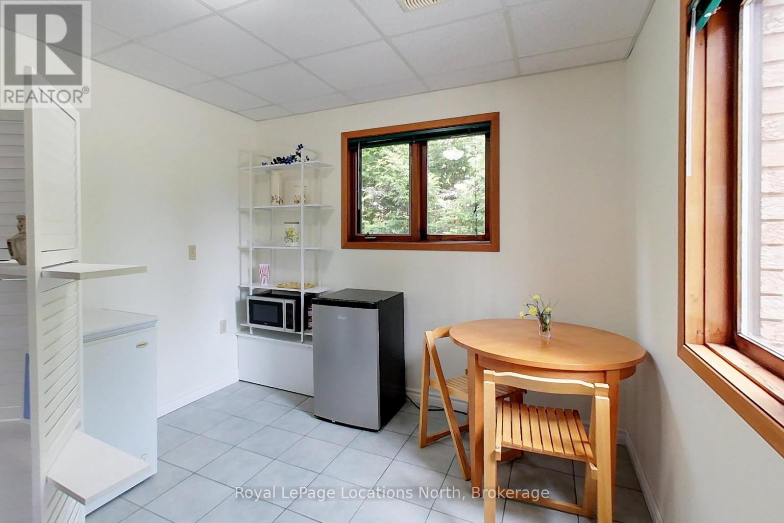 252 LAKESHORE ROAD N - 39