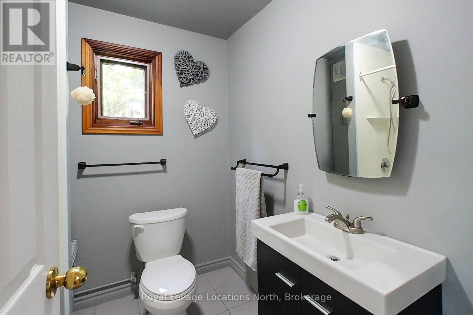 252 LAKESHORE ROAD N - 40
