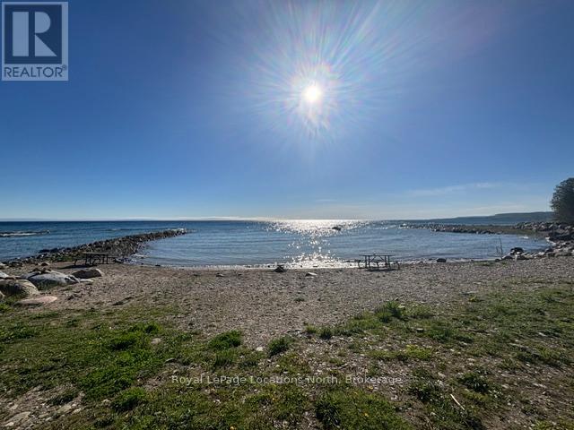 252 LAKESHORE ROAD N - 44