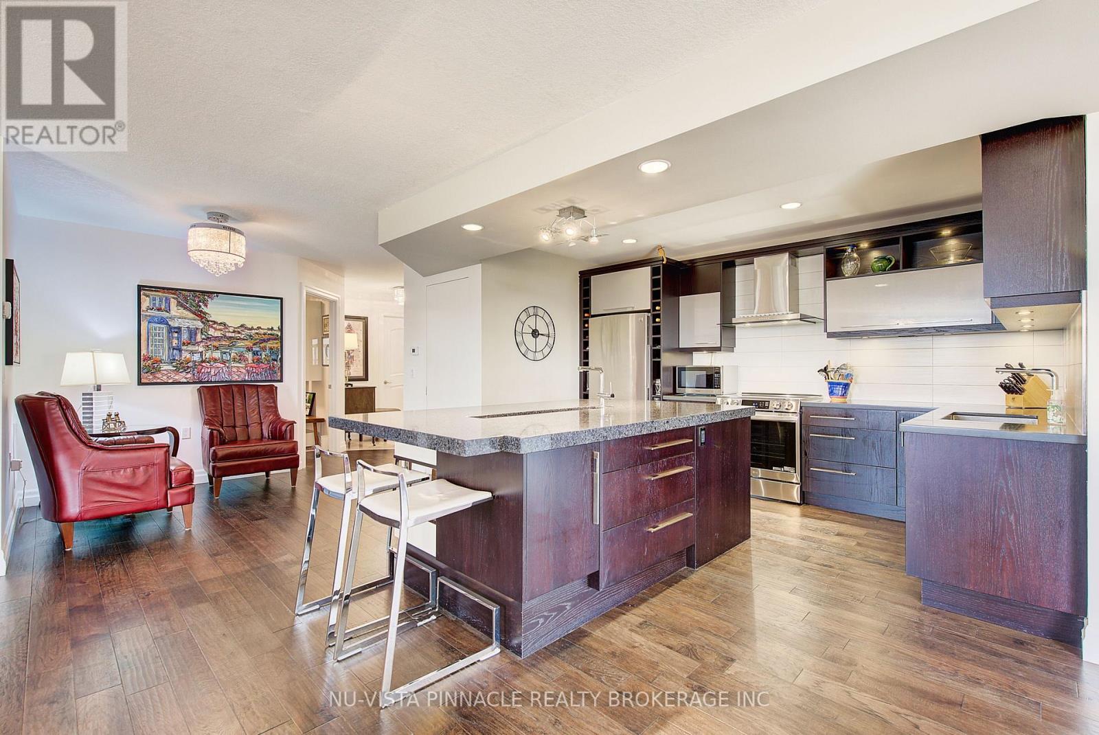 #1203 250 PALL MALL STREET - 7