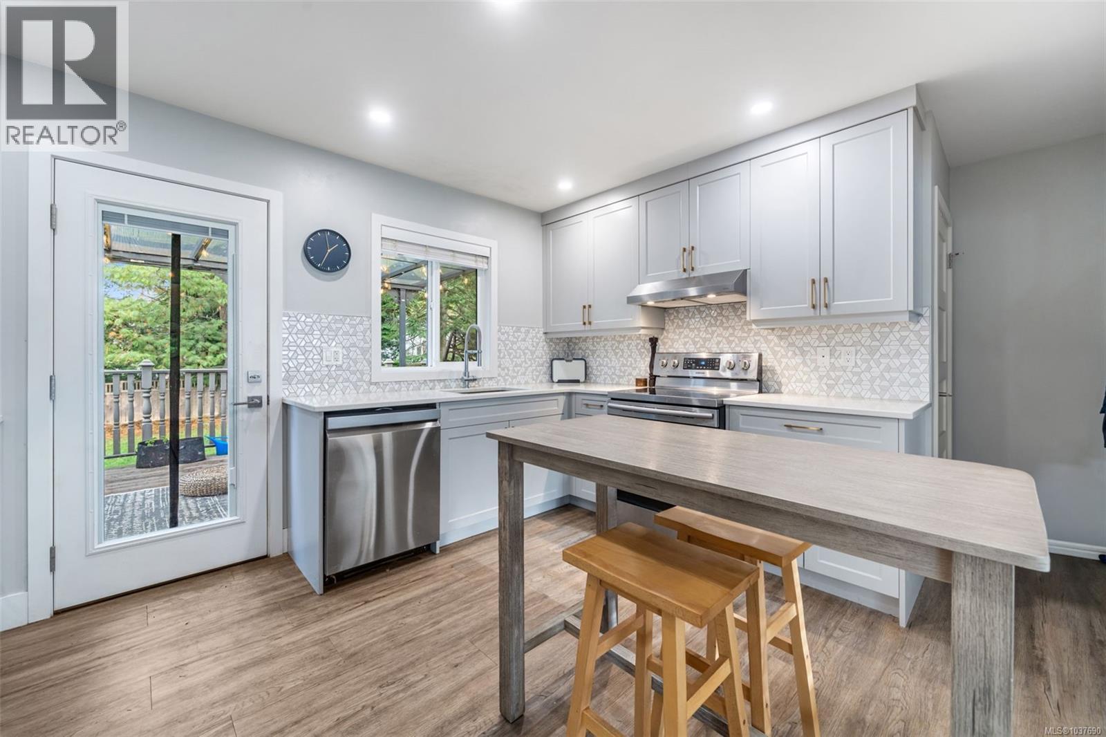 1232 Pearce Cres - 10