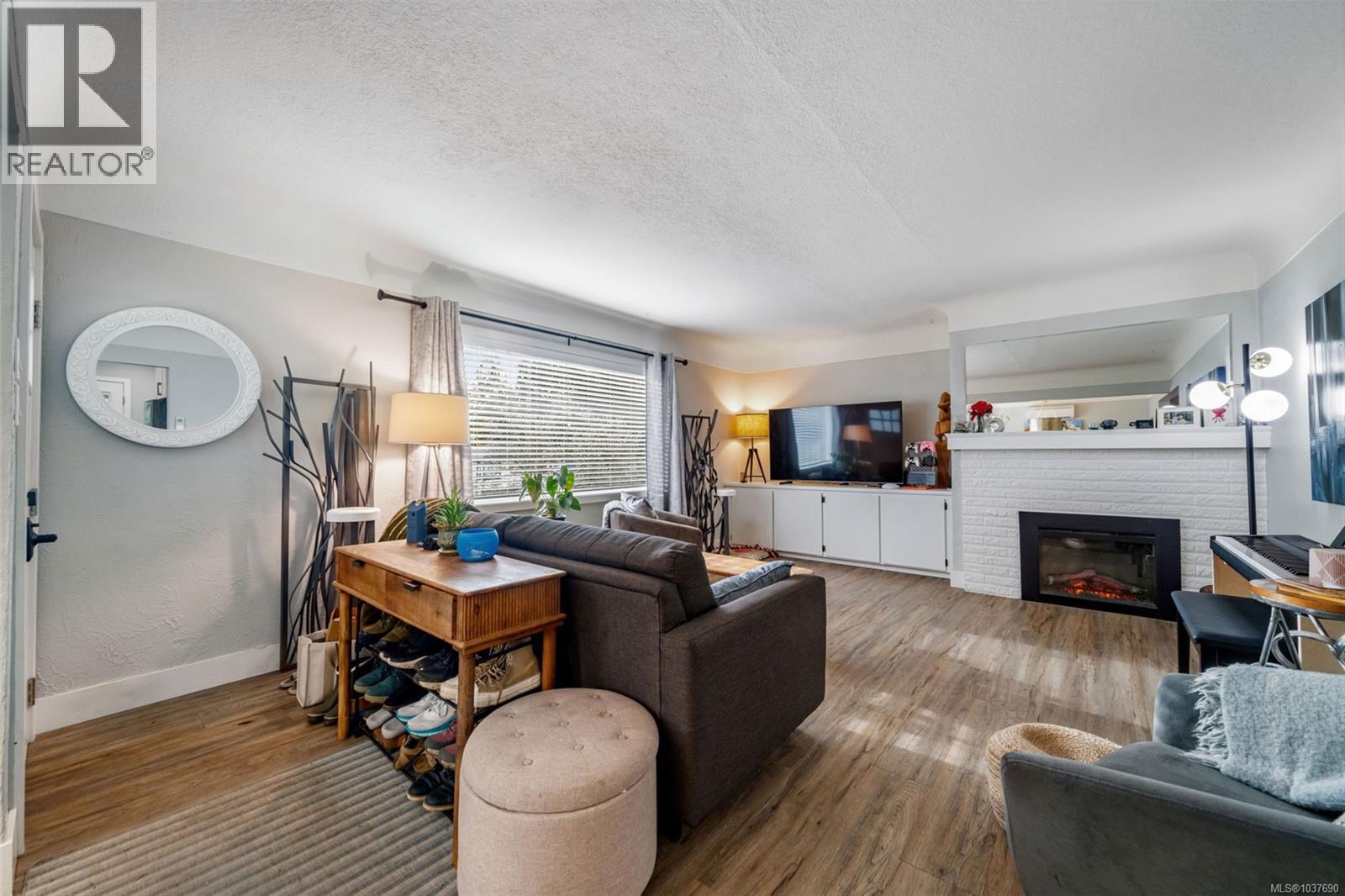 1232 Pearce Cres, Saanich