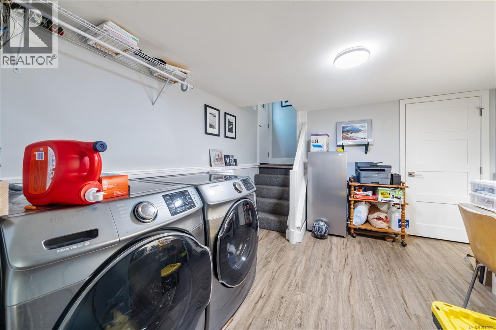 1232 Pearce Cres, Saanich