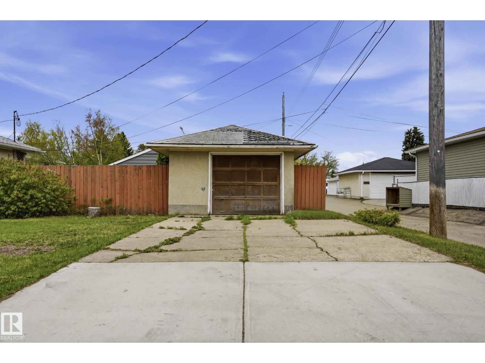 8103 75 AV NW - 35