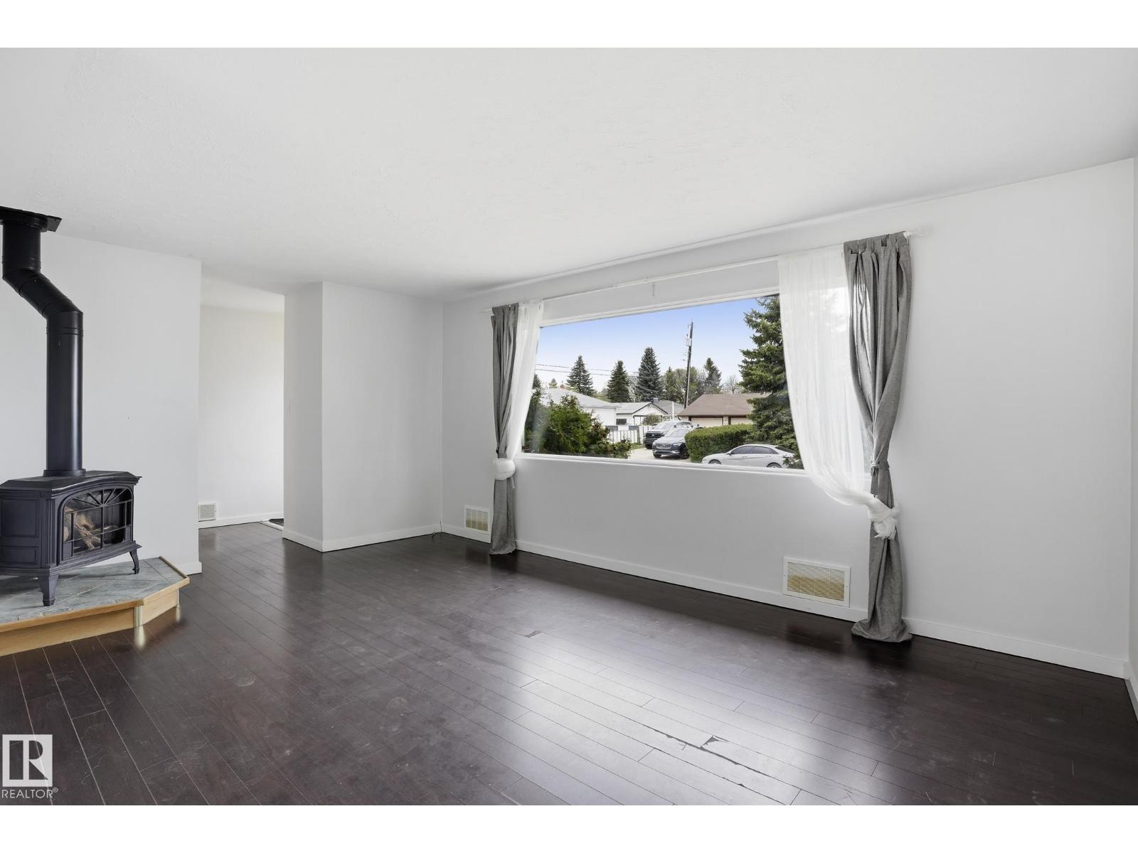 8103 75 AV NW - 4