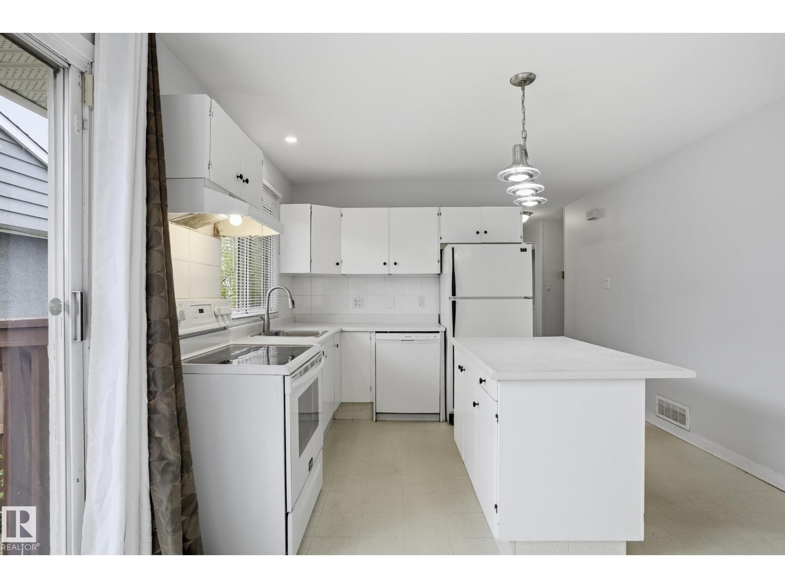 8103 75 AV NW - 9