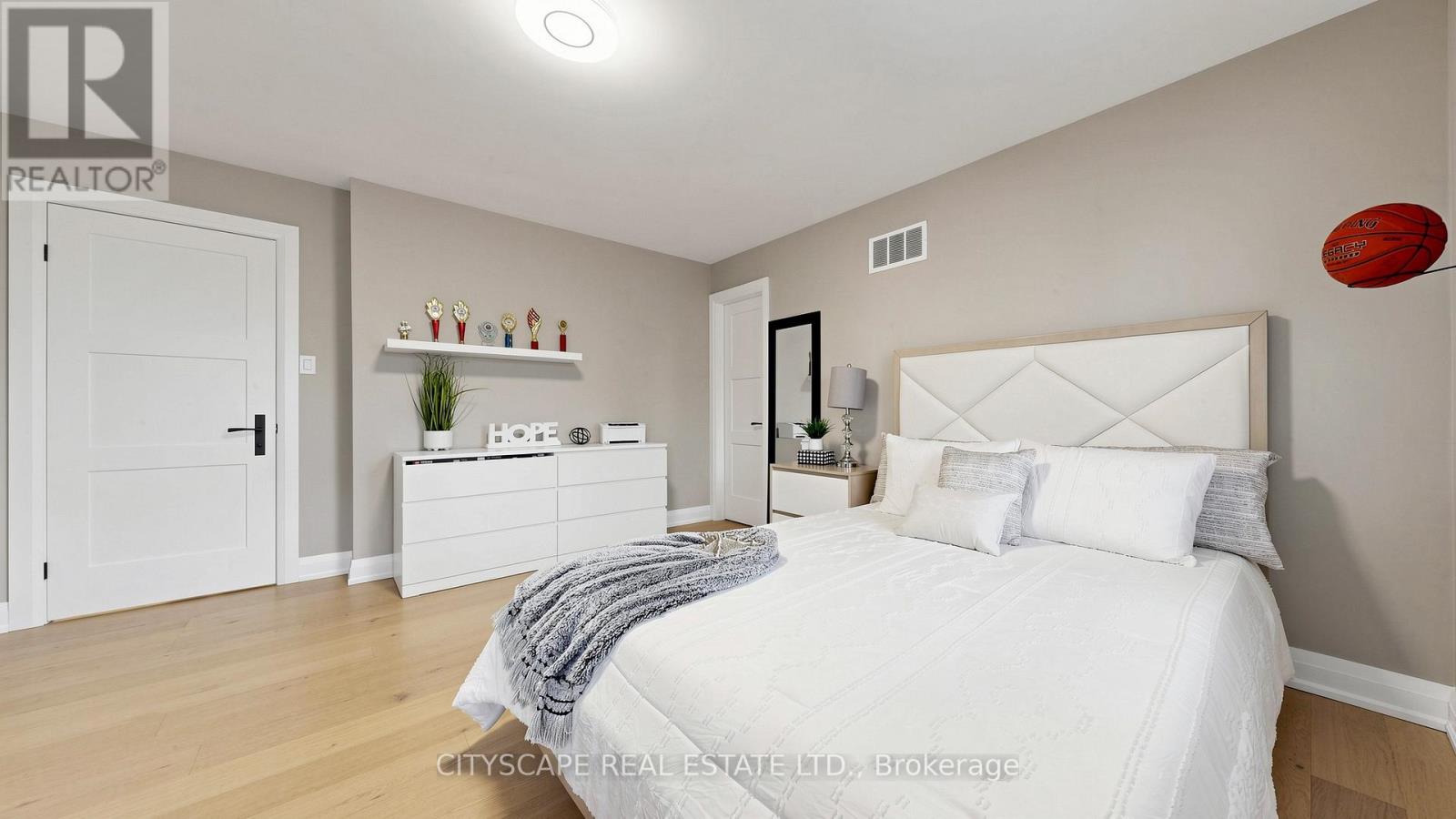 5 LEMSFORD DRIVE - 39