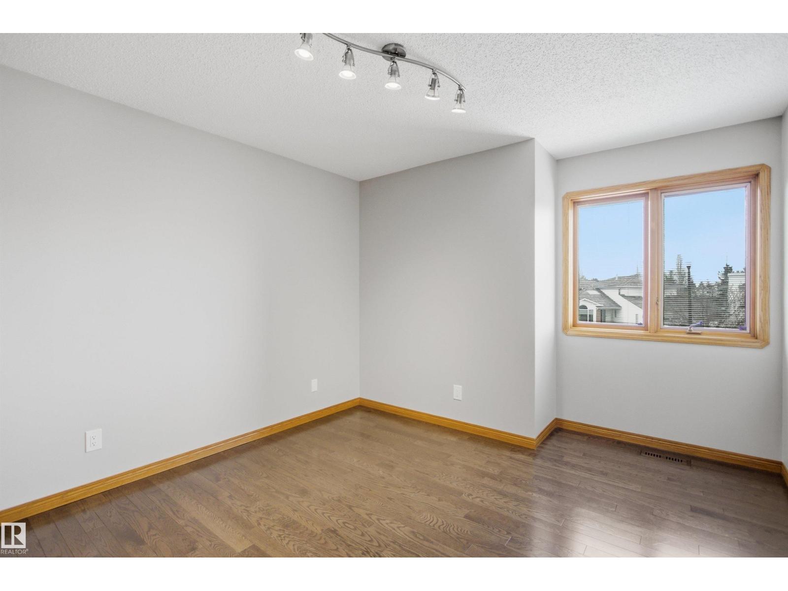 21 NEWPORT DR — photo 33