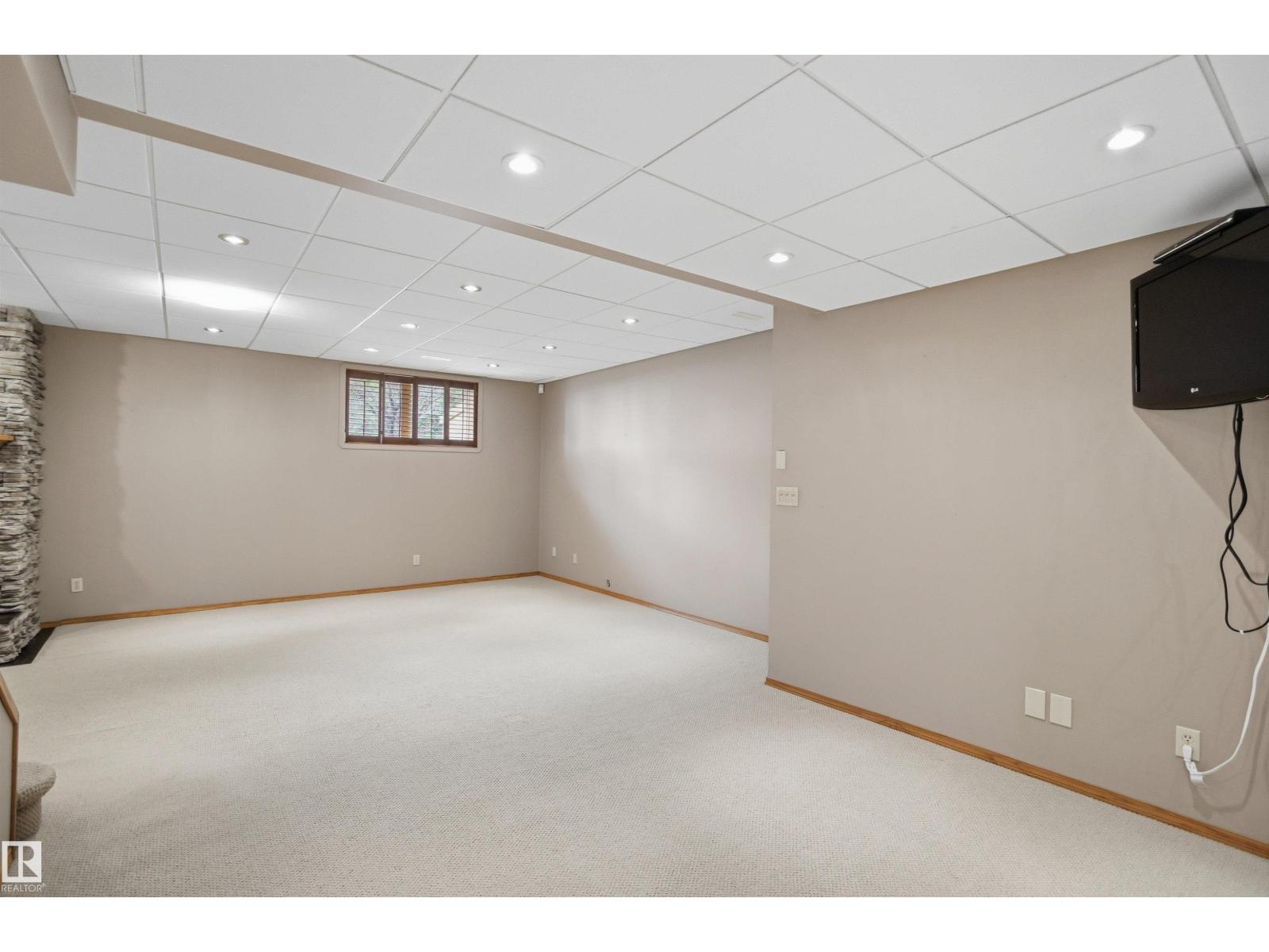 21 NEWPORT DR — photo 41