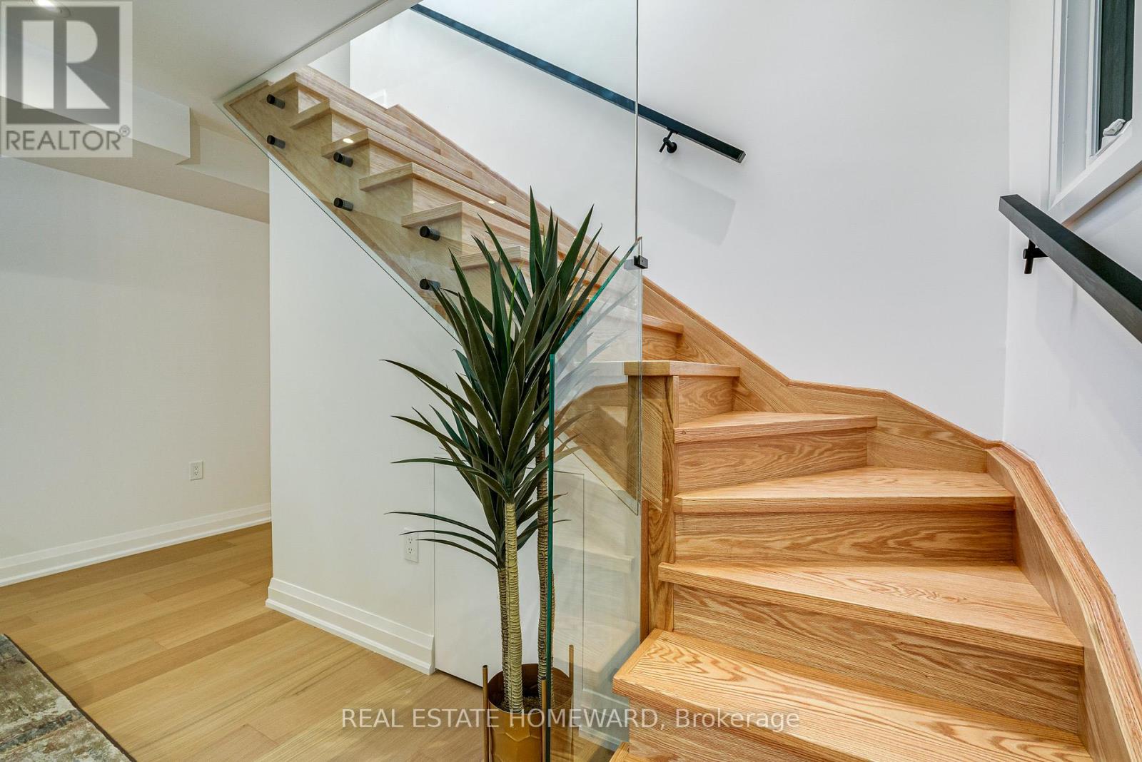 28 RICHARD AVENUE - 16