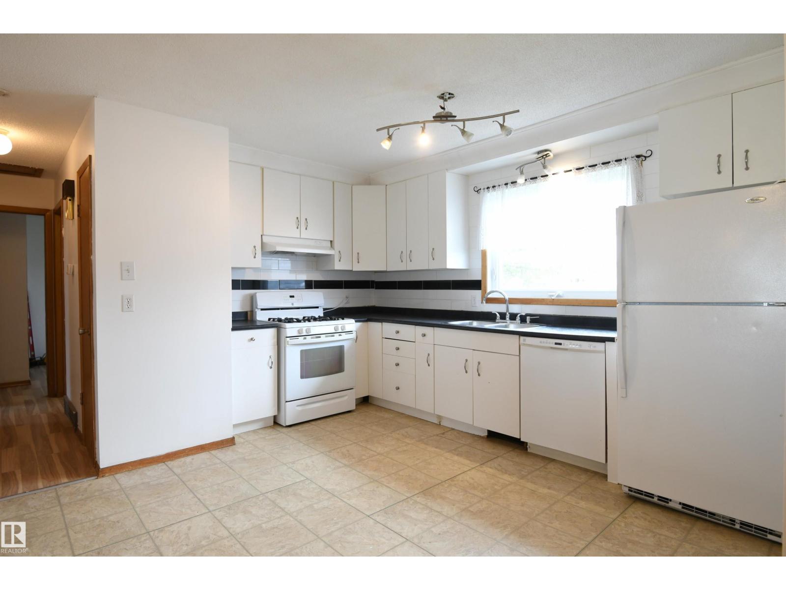 30 PRINCE DR - 18