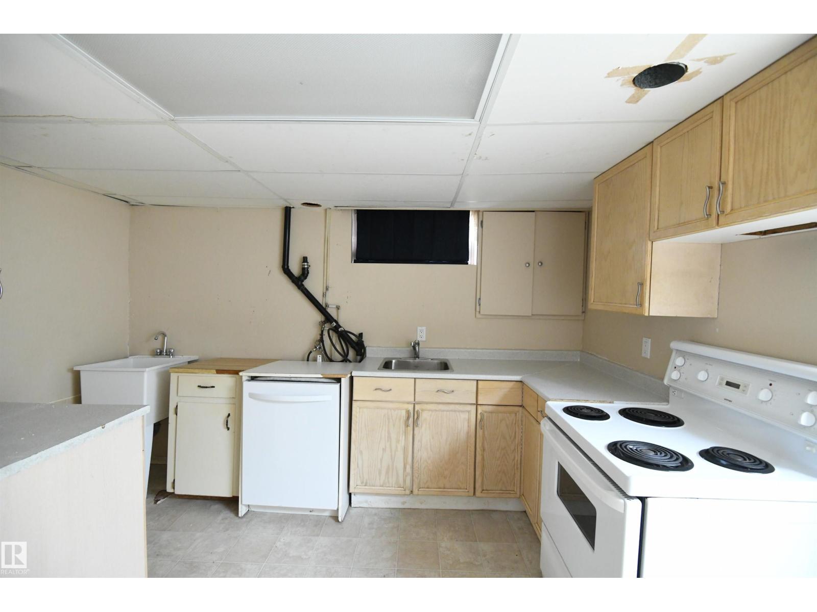 30 PRINCE DR - 32